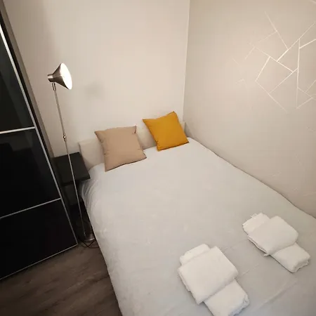 Luxury Garden With Ac In 16th